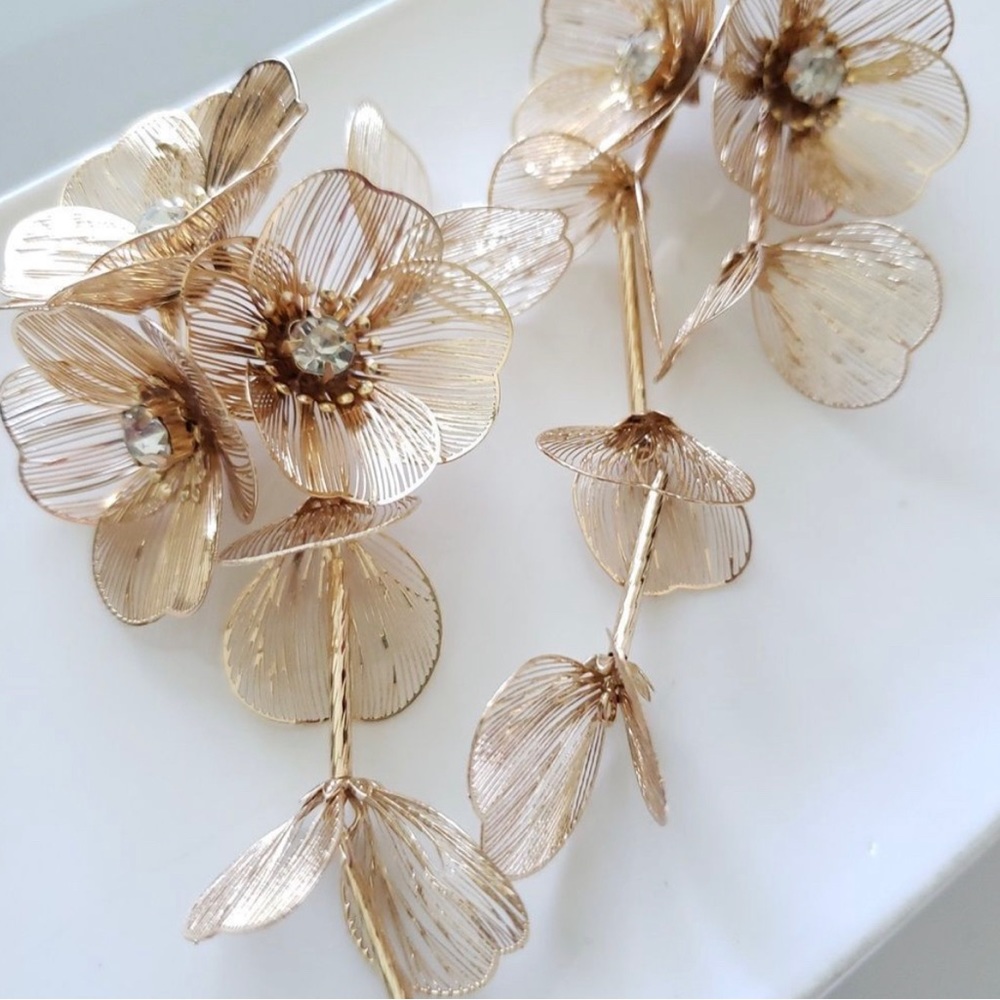 RESTOCKED!! ✨ Zara Kate Middleton cascading floral earrings - Picture 7 of 8